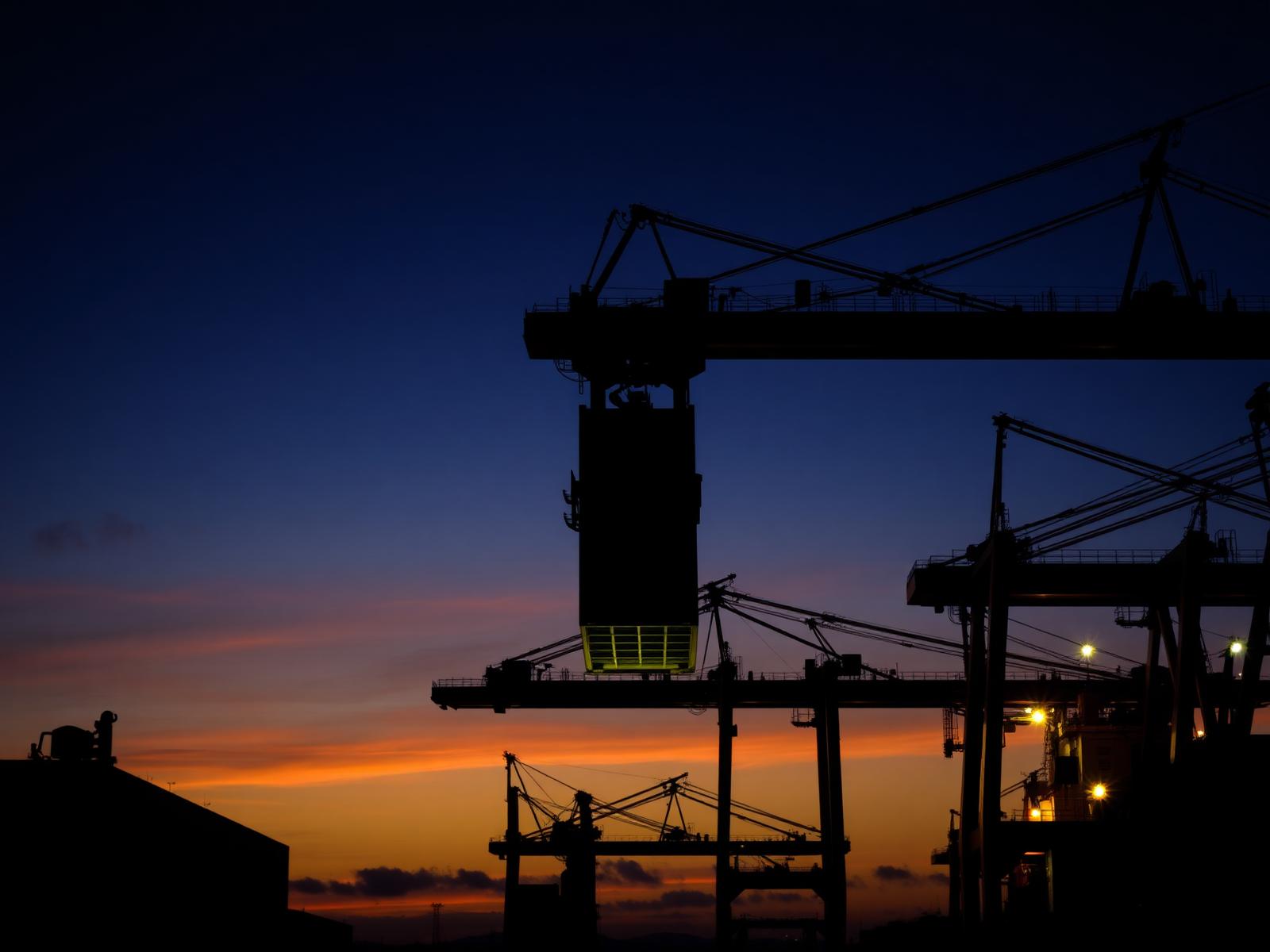 Container ship and port handling operations